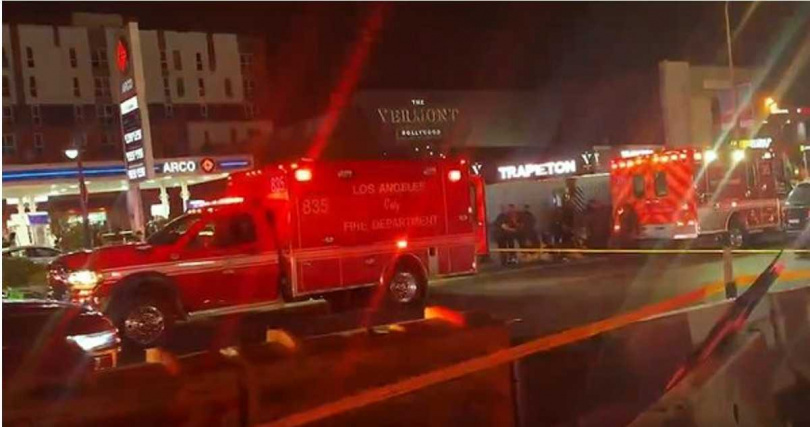 洛杉磯東好萊塢夜店外,一輛灰色轎車失控衝上人行道,撞進人群,現場一片混亂。(圖/翻攝自X)