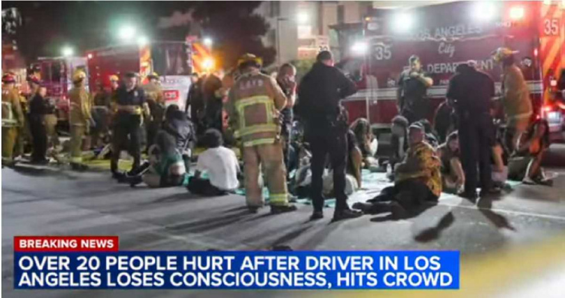 多名傷者倒地,消防員與醫護人員在車輛旁進行緊急救護,至少28人受傷。(圖/翻攝自ABC 7 Chicago)