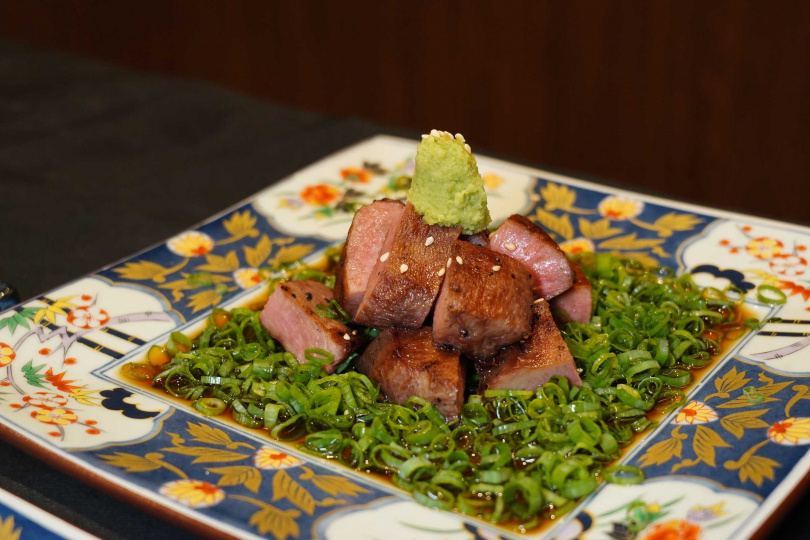 「山葵厚切牛舌」。（988元，圖／魏妤靜攝）