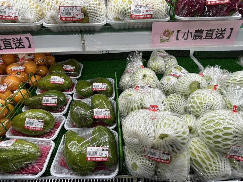 連日大雨不斷，菜價連帶飆漲，小白菜、小黃瓜約漲5成，葉菜類也漲3成，屏東縣九如鄉農會總幹事龔泰文建議民眾可改買「替代蔬果」省荷包。（圖／中國時報謝佳潾攝）