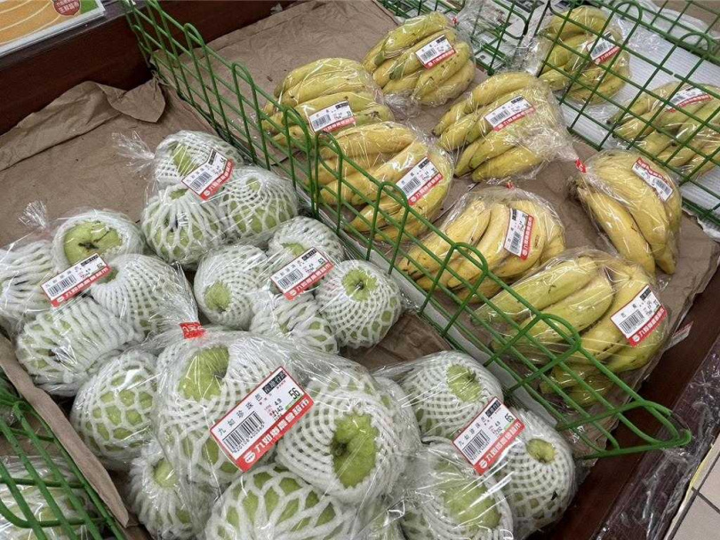 連日大雨不斷，菜價連帶飆漲，小白菜、小黃瓜約漲5成，葉菜類也漲3成，屏東縣九如鄉農會總幹事龔泰文建議民眾可改買「替代蔬果」省荷包。（圖／中國時報謝佳潾攝）