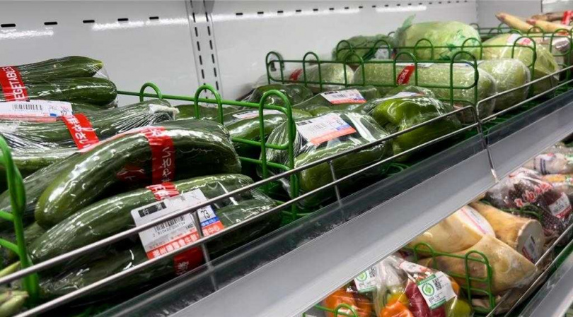 連日大雨不斷，菜價連帶飆漲，小白菜、小黃瓜約漲5成，葉菜類也漲3成，屏東縣九如鄉農會總幹事龔泰文建議民眾可改買「替代蔬果」省荷包。（圖／中國時報謝佳潾攝）