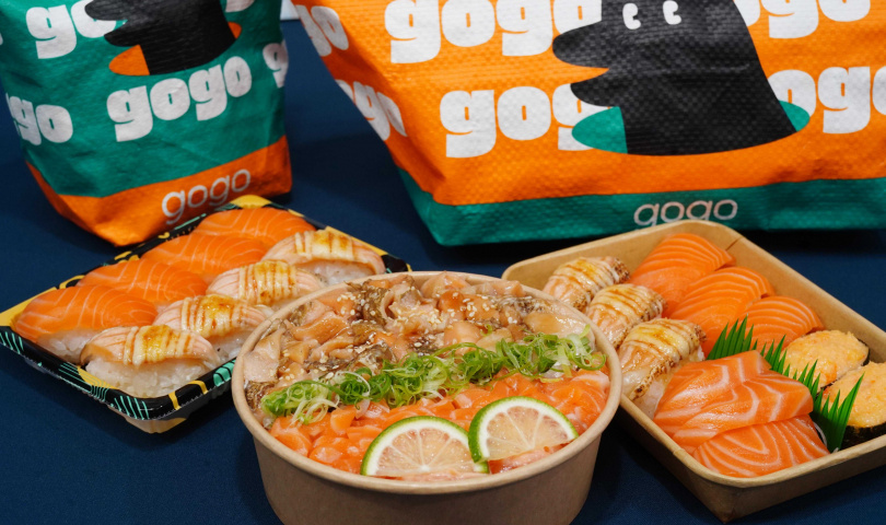 在主打外帶的爭鮮gogo也有「焦糖鮭雙享」（左起，130元）、「雙鮭丼」（150元）、「鮭魚滿貫」（250元）等鮭魚品項可選購。（圖／魏妤靜攝）