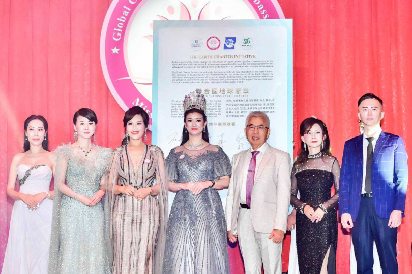 張如君舉辦選拔活動，過程特別安排李雅楹、張如君、蕭美萍、藍郁晴、廖宗武、紀皖珍及蔡豐州(圖左至右)，代表共同簽署地球憲章。（圖／中華全球城市選拔協會）