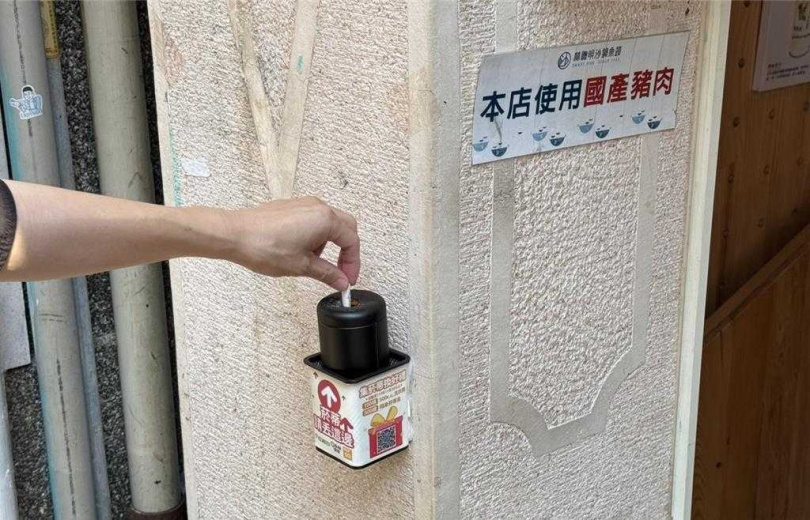 嘉義市在餐飲店、量販店等亂丟菸蒂的熱點設置菸蒂收集盒。（圖／嘉縣環保局提供真）