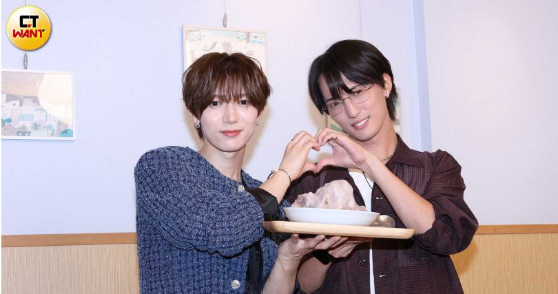 川島如惠留(右)去年因病休假,讓七五三掛龍也(左)更加認知到他的重要性。(圖/楊澍攝)