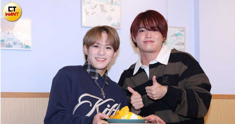 松倉海斗(左)當場作詩給台灣粉絲。(圖/楊澍攝)