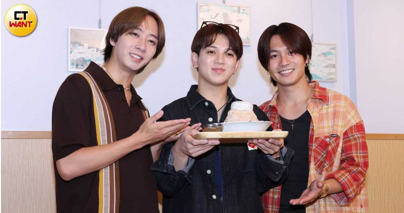 松田元太(右)對鏡頭喊話元大銀行、王彩樺。(圖/楊澍攝)