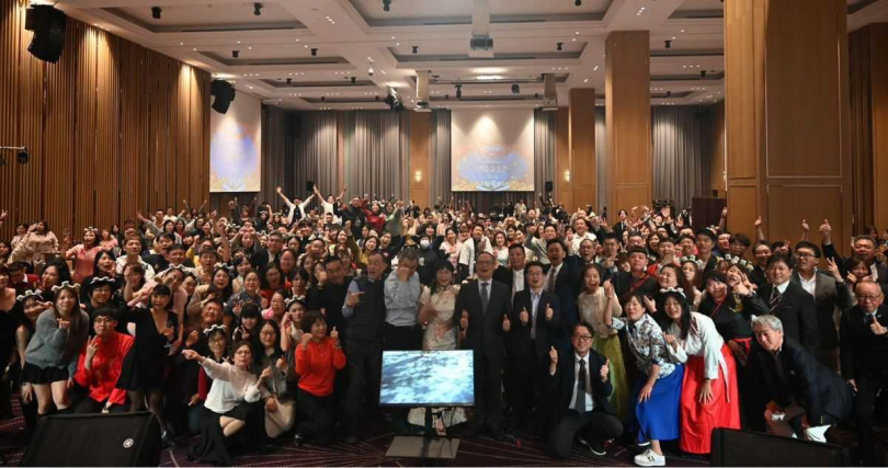 「2024喜鴻集團春酒晚宴」全體員工大合照，展現團隊凝聚力與熱情。（圖片提供／喜鴻集團）