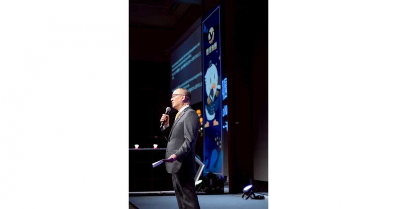 總裁鄭穆誠致詞，感謝優秀同仁的辛勤付出，強調正是全體夥伴的共同努力，造就了今日的喜鴻集團。（圖片提供／喜鴻集團）