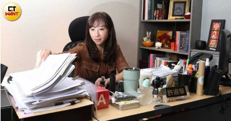 台北市議員許淑華（圖）針對近期高三生北模作文寫到爭議話題，具體指出三點未來模擬考可改進方向。（圖／劉耿豪攝）