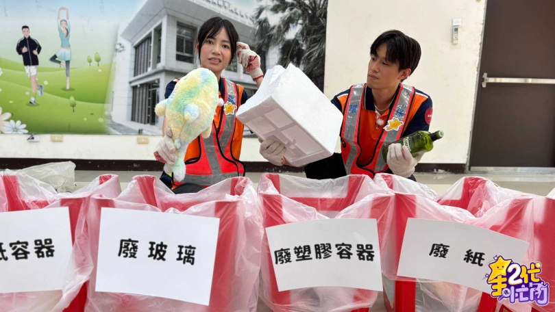 徐新洋（右）提前做分類功課，被焦曼婷嗆心機哥。（圖／Yahoo《星二代很忙內》提供）