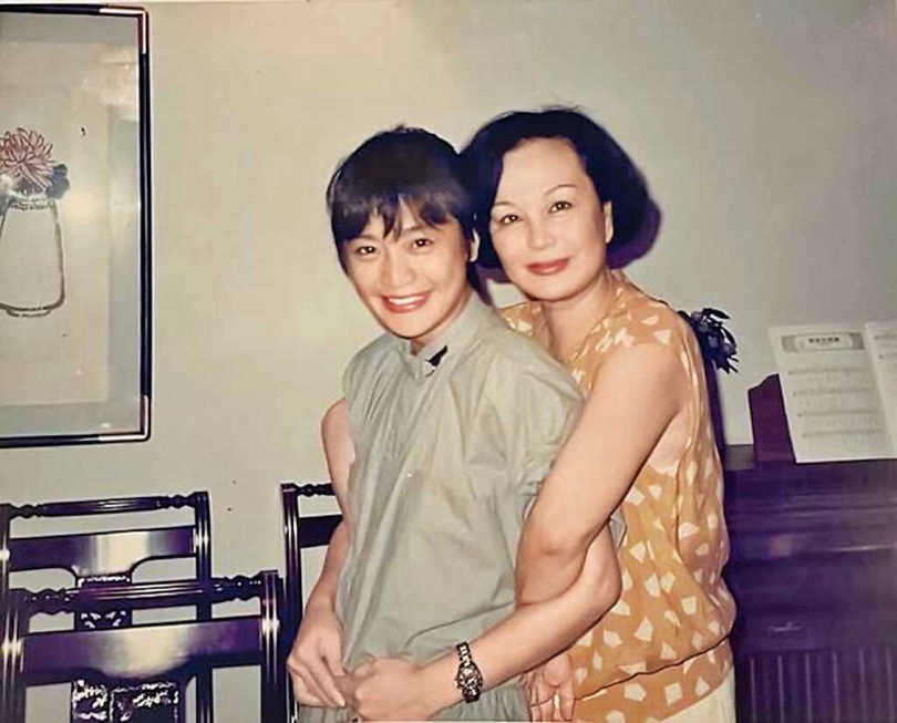 張艾嘉(左)有個優雅美麗的媽媽,媽媽近期才過百歲壽誕。(圖/張艾嘉提供)