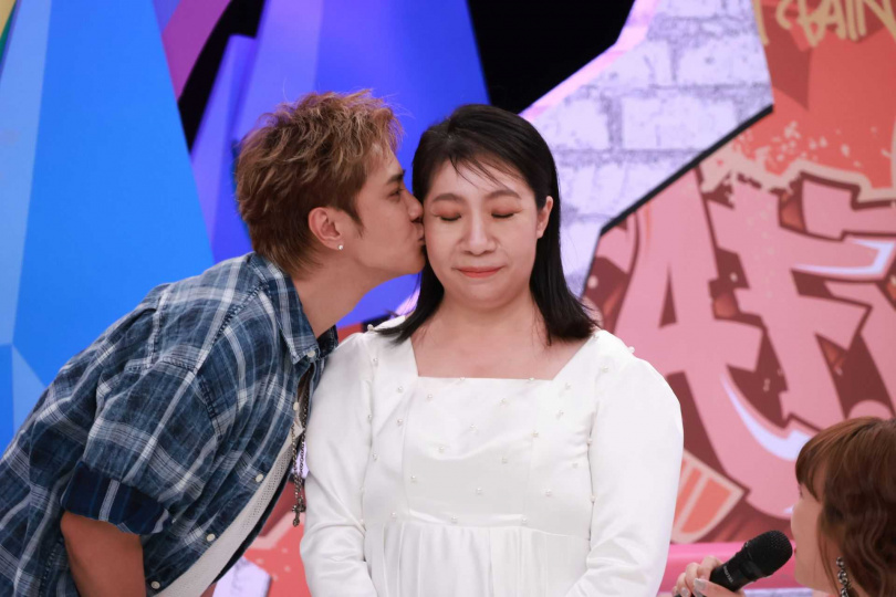 羅志祥（左）替如花圓夢。（圖／中天提供）