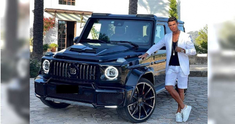 足球金童C羅2020年收到女友所贈的Brabus G V12 900,讓他笑到合不攏嘴,更開心的在個人社群網站上炫耀。(圖/翻攝Cristiano Ronaldo IG)