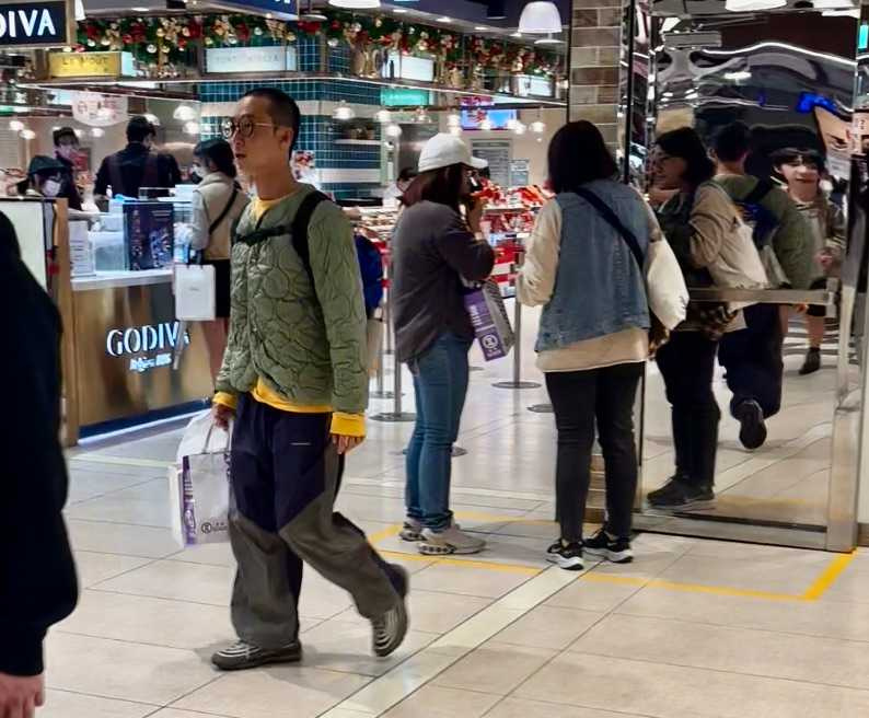 頂著招牌平頭的浩子，在人群中一眼就被認出，辨識度極高。（圖／讀者提供）