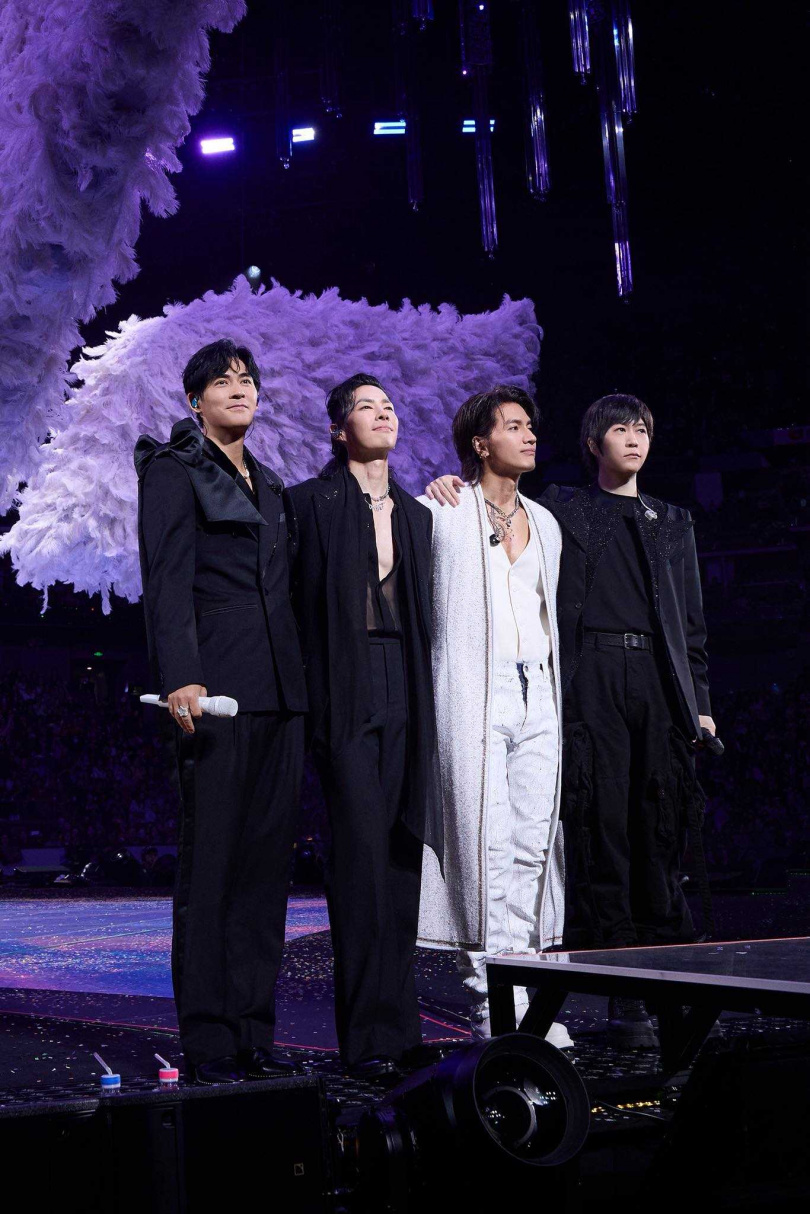 阿信（右）和F3連續四天在上海開演唱會。（圖／阿信臉書）