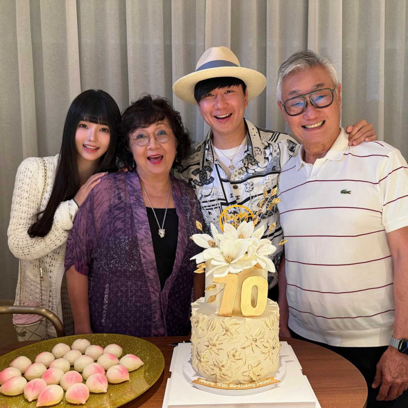 林俊傑29日在社群平台發文為母親慶祝70歲生日，同時曬出與父母及七七的合照。（圖／翻攝自林俊傑FB）