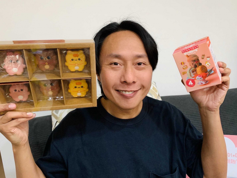 張啟樂為女兒特製的彌月禮盒中，除了可愛的手工餅乾，更內含一款隨機的「台灣夜市美食版」癲噹貓布偶。（圖／張啟樂提供）