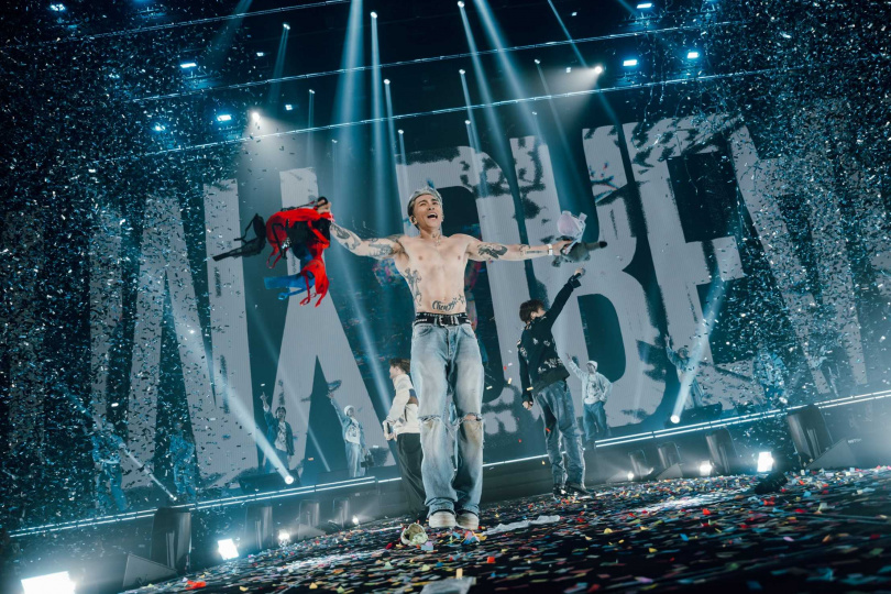 Tyson Yoshi大秀健壯身材。（圖／Just Kidding Limited提供）