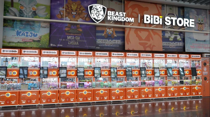 北廊廳中設置整排扭蛋專櫃，吸引旅客駐足體驗，為出國前的等待時光增添趣味與小確幸。 (圖／CTWANT)