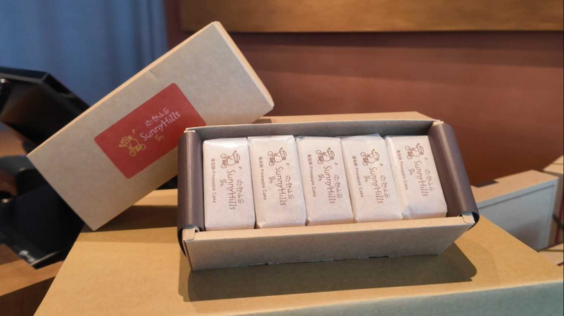 深受外國旅客喜愛的「微熱山丘」進駐第三航廈北廊廳，店內陳列招牌鳳梨酥與多款禮盒組，鳳梨酥酥香外皮搭配酸甜內餡，是外國旅客選購經典台灣伴手禮的熱門選擇。 (圖／CTWANT)