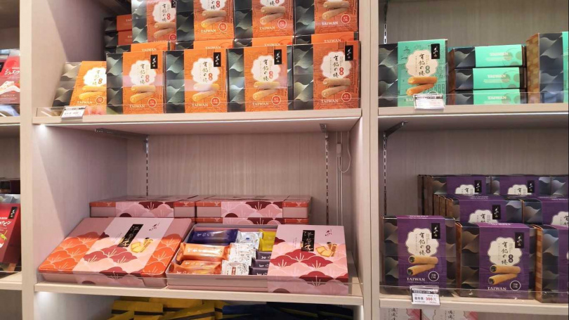 以麻糬起家的「手信坊」進駐第三航廈北廊廳，除經典手工麻糬外，也推出雪花餅、蛋捲與綜合草餅等多款禮盒，為旅客選購台灣味伴手禮的最後一站。 (圖／CTWANT)
