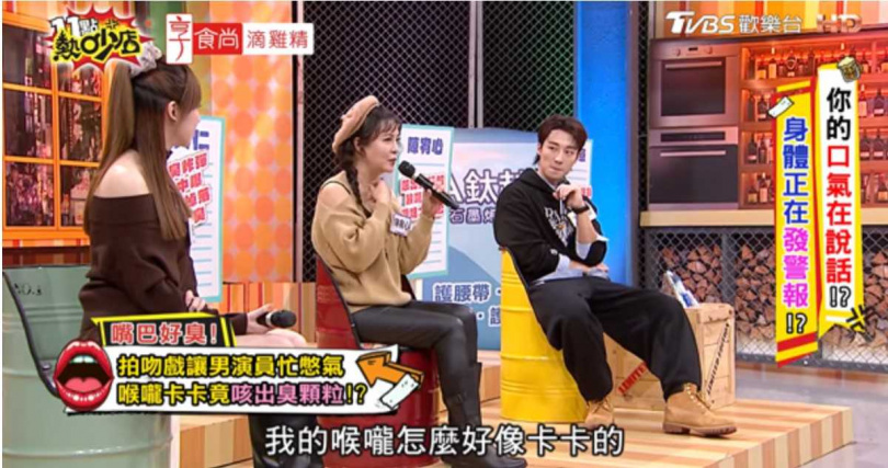 陳宥心就醫檢查後，從喉嚨深處取出如10元硬幣大小的膿狀結石。（圖／翻攝自YT，11點熱吵店）