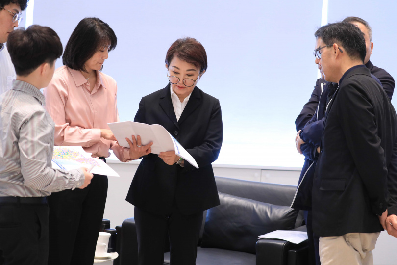 台中市長盧秀燕與好市多大中華區土地開發部黃美綺總監針對好市多未來台中布局進行交流。（圖／台中市政府）