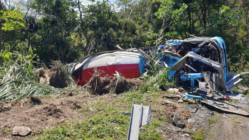 國三甲辛亥聯絡道、信義支線出口16日上午發生水泥車翻覆事故，駕駛臟器外漏，明顯死亡。（圖／翻攝畫面）