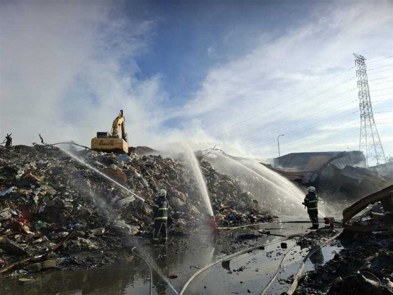 鹿港廢棄物工廠火警，消防隊全力奮戰守護空氣品質。（圖／彰化縣消防局）
