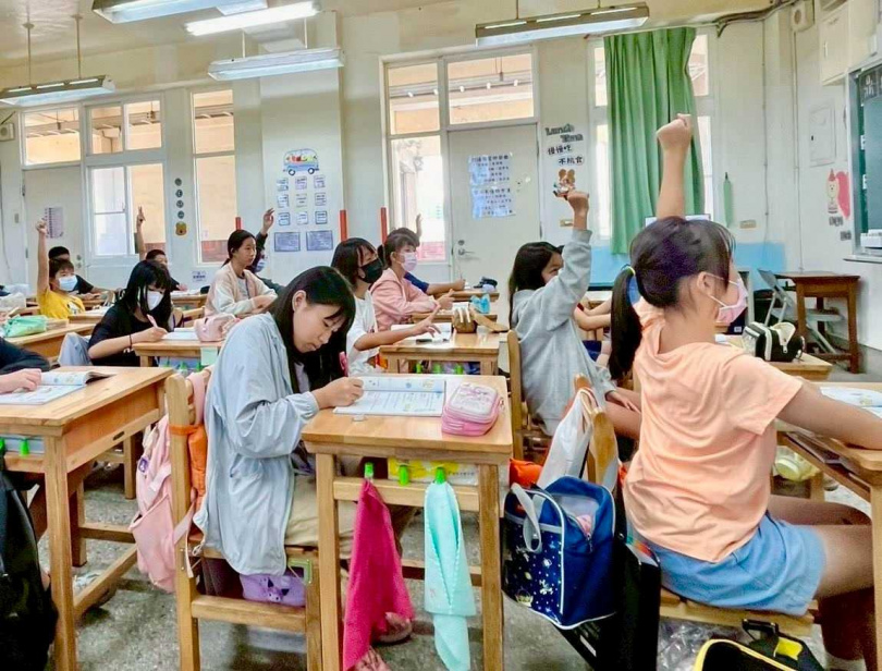 全面汰換老舊課桌椅。(圖片提供/桃園市政府)