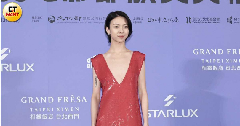 馬士媛以深V大紅禮服參與典禮,祈求帶來好運。(圖/本刊攝影組)