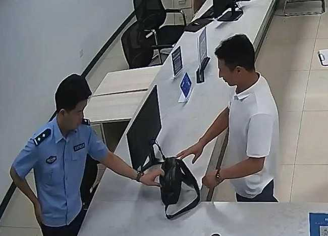 男子遺失裝有大量現金的背包,幸好被1名代駕司機與乘客發現後立即報警。(圖/翻攝自杭州日報)