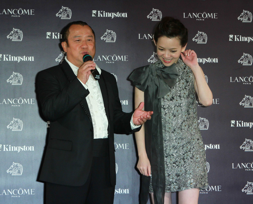 兩度登上金馬獎舞台曾志偉,2011年第48屆金馬獎與女兒曾寶儀首度以「父女檔」共同主持。(圖/報系資料照)