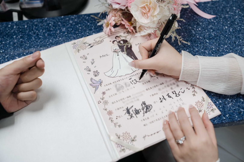 粉絲找到蕭敬騰當證婚人。(圖/翻攝IG/vivi___luo)