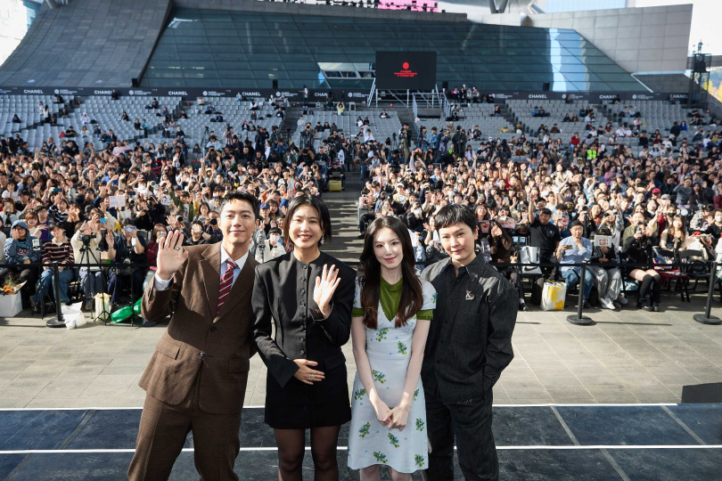 《幸福快樂的日子》聚集超過3,000位熱情粉絲到場應援，演員蔡凡熙（左起）、陳璇、舒華、導演阮鳳儀現身。（圖／釜山國際影展提供）