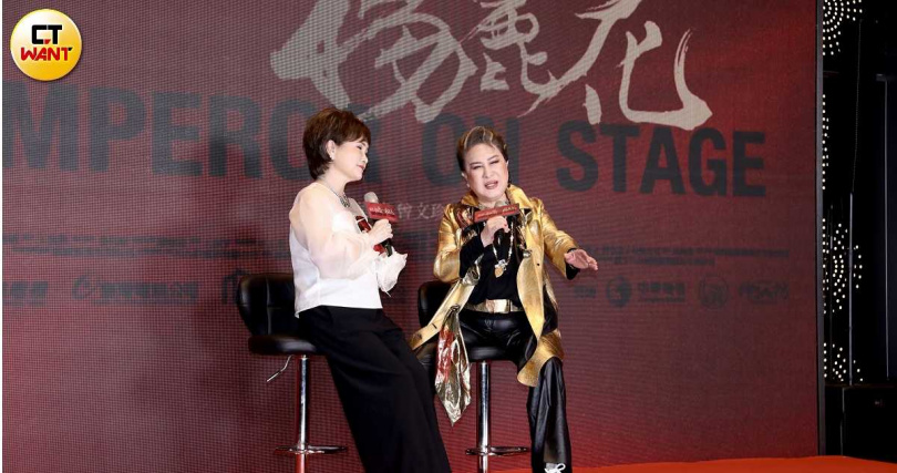 楊麗花接受沈春華訪問。(圖/侯世駿攝)