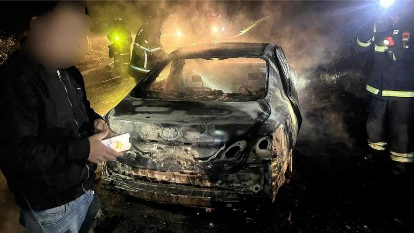 台東縣池上鄉萬朝橋下方產業道路28日晚間8時58分許發生一起火燒車事故。（圖／關山警察分局提供／中國時報蔡旻妤台東傳真）