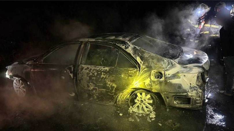 台東縣池上鄉萬朝橋下方產業道路28日晚間8時58分許發生一起火燒車事故。（圖／關山警察分局提供／中國時報蔡旻妤台東傳真）