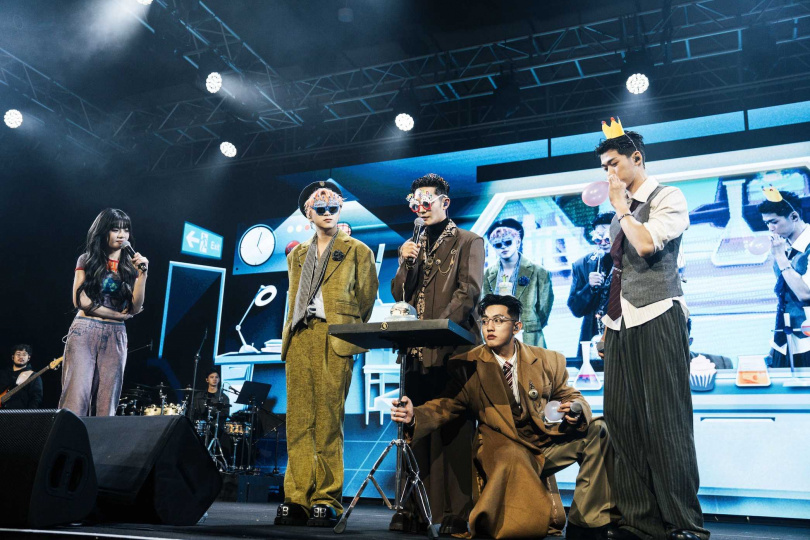 粉絲派對上特別為2月17日生日的團長高胥崴驚喜慶生。(圖/滾石提供)