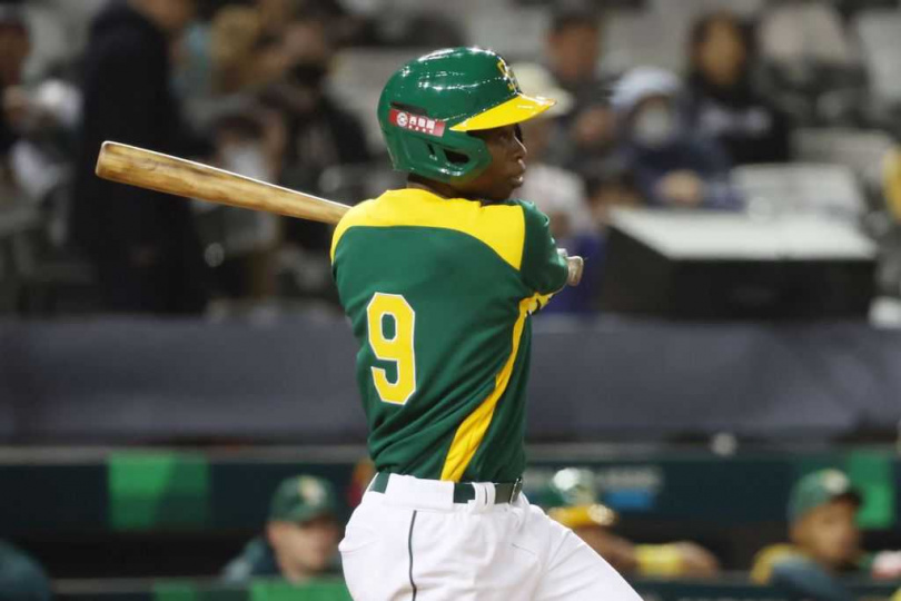 恩戈佩在5局上敲出1分打點安打,助南非先馳得點。(圖/中國時報記者杜宜諳攝)