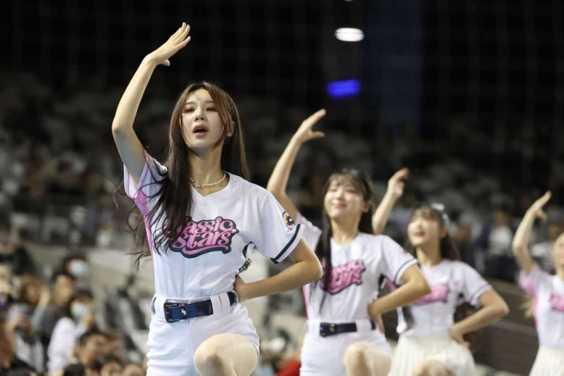 由13位韓國人氣啦啦隊女神組成的「CLASSIC STARS」在看台應援。(圖/中國時報記者杜宜諳攝)