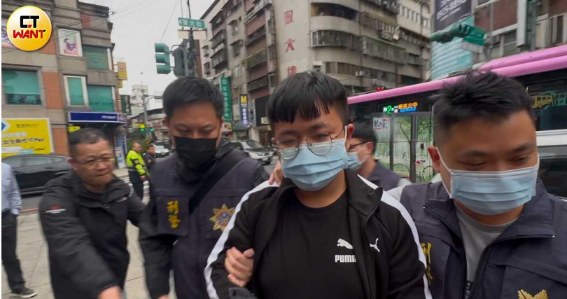 彭男涉及王大陸教唆打人案,5日於桃園落網,並被帶回永和警分局偵訊。(圖/陳柔瑜攝)