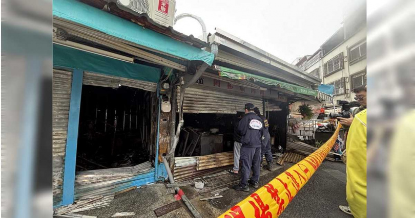 台中第五市場深夜發生火警，8家店舖受波及，損失慘重。（馮惠宜攝）