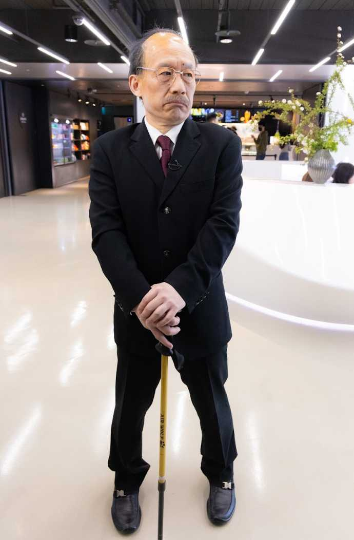 郭子乾為模仿在嘴裡塞棉條。(圖/《鄉民大學問》提供)