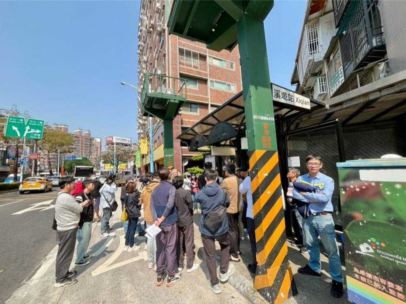 蘆洲溪墘公車站，因設置2座變電箱占據人行道，相關單位24日會勘。（圖／議員李翁月娥提供）