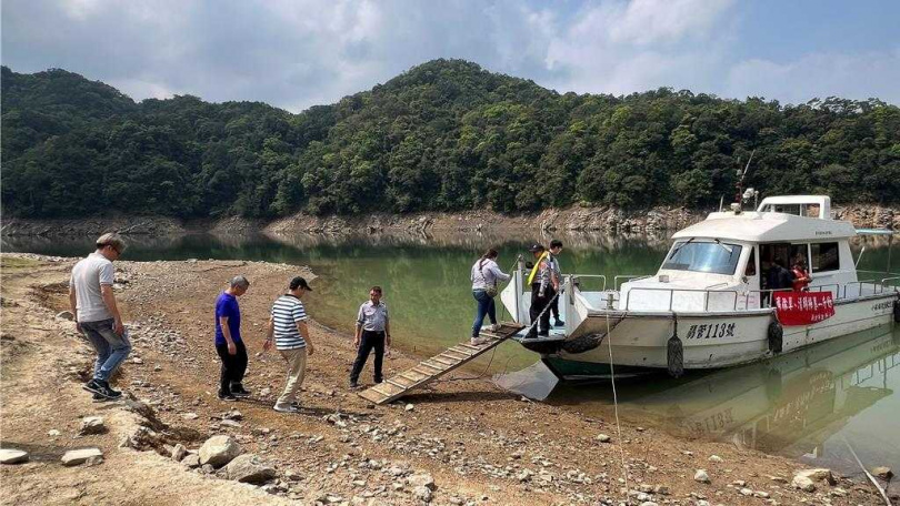 掃墓專船有2條航道，永安航道在石碇永安碼頭登船；火燒樟至後坑子航道，在翡管局管制區碼頭登船。（北市翡管局提供）