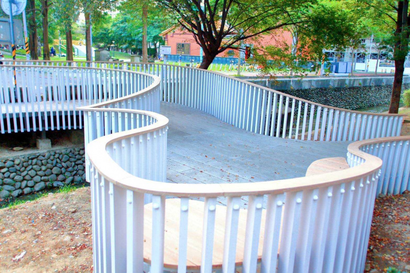 新竹縣竹北市公所打造高鐵區「東之小徑16道白」，優化16座水圳橋。（圖／翻攝自竹北市公所媒體群組，楊銘雄拍攝）