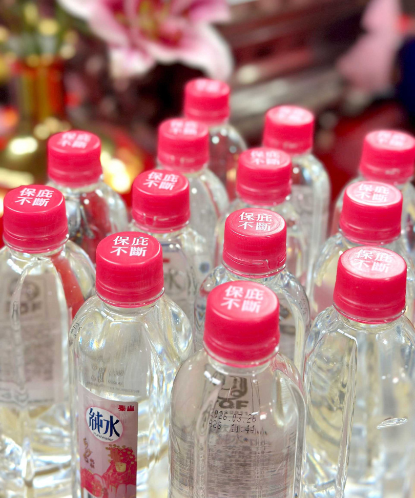 泰山純水擁有瓶蓋不脫落的專利，白沙屯媽祖款以桃紅瓶蓋搭配「保庇不斷」字樣傳遞媽祖的庇佑。（圖／泰山提供）。
